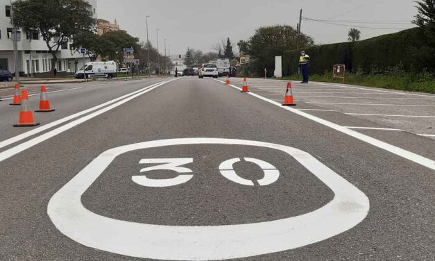 Mantenimiento Urbano incrementa la señalización de la Carretera de Sanlúcar para limitar la velocidad