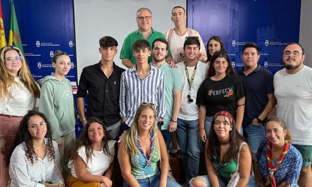 Calleja se reúne con los participantes en la confección de la alfombra de sal de la Patrona