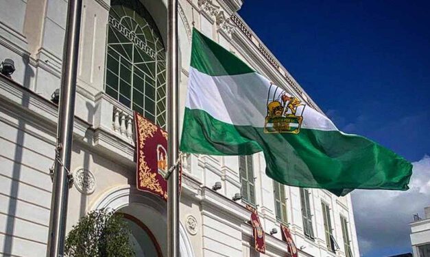 El Ayuntamiento de El Puerto iza la Bandera de Andalucía el 28F