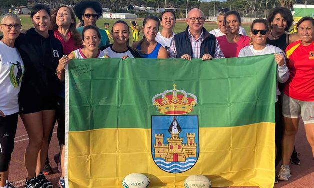 La “bandera viajera” portuense comienza su recorrido desplazándose a Sitges