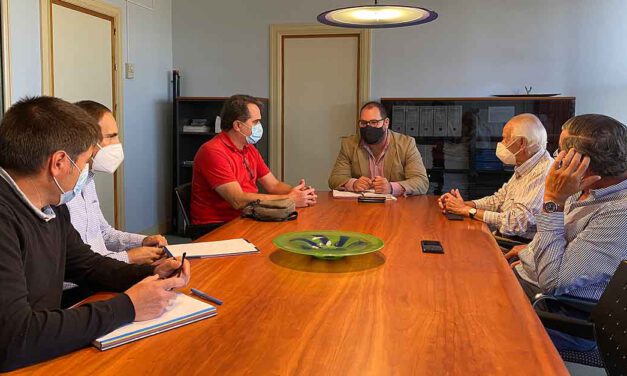 Bello coordina una línea de trabajo conjunta con la Asociación de Empresarios