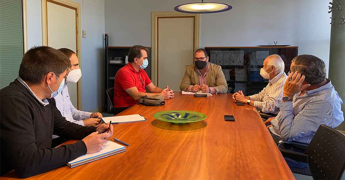 Bello coordina una línea de trabajo conjunta con la Asociación de Empresarios