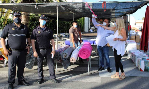 Blanca Merino supervisa la reapertura del mercadillo de los martes