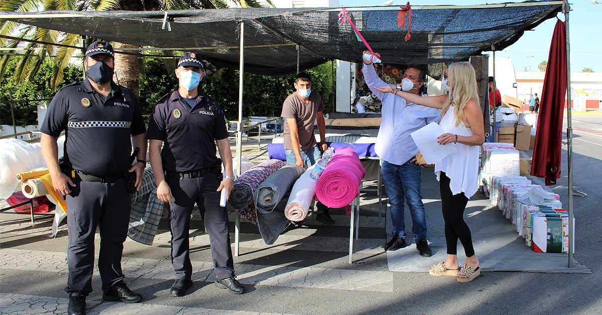 Blanca Merino supervisa la reapertura del mercadillo de los martes