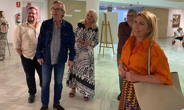 Mercedes Colombo visita la exposición "In Vino Veritas" del colectivo artístico tercerof