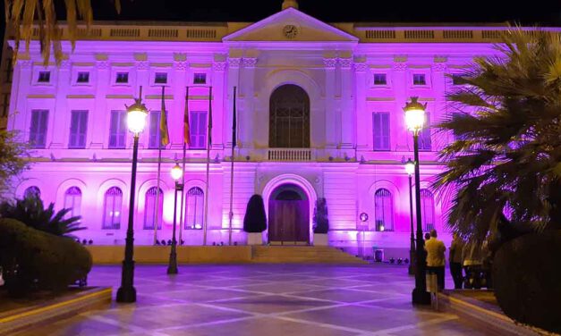 El Ayuntamiento de El Puerto ilumina su fachada por el Día Mundial del Duelo Perinatal