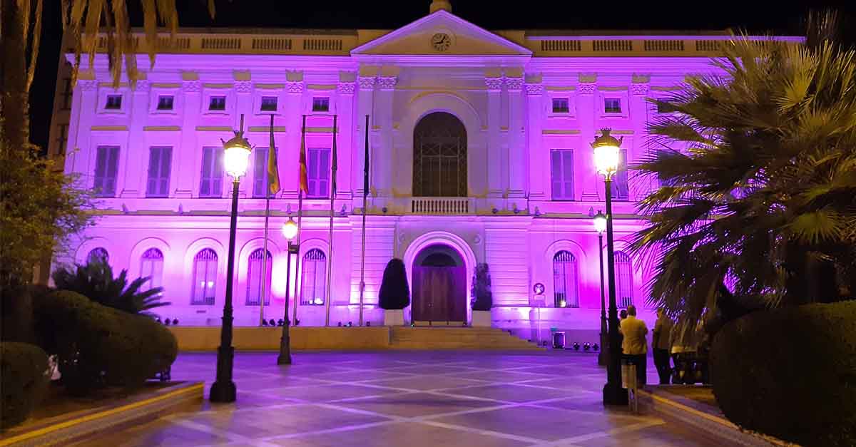 El Ayuntamiento de El Puerto ilumina su fachada por el Día Mundial del Duelo Perinatal