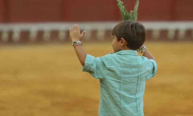 Eva Morales con su obra ‘La Ilusión’, primer premio de la segunda edición de 'Toros en El Puerto'