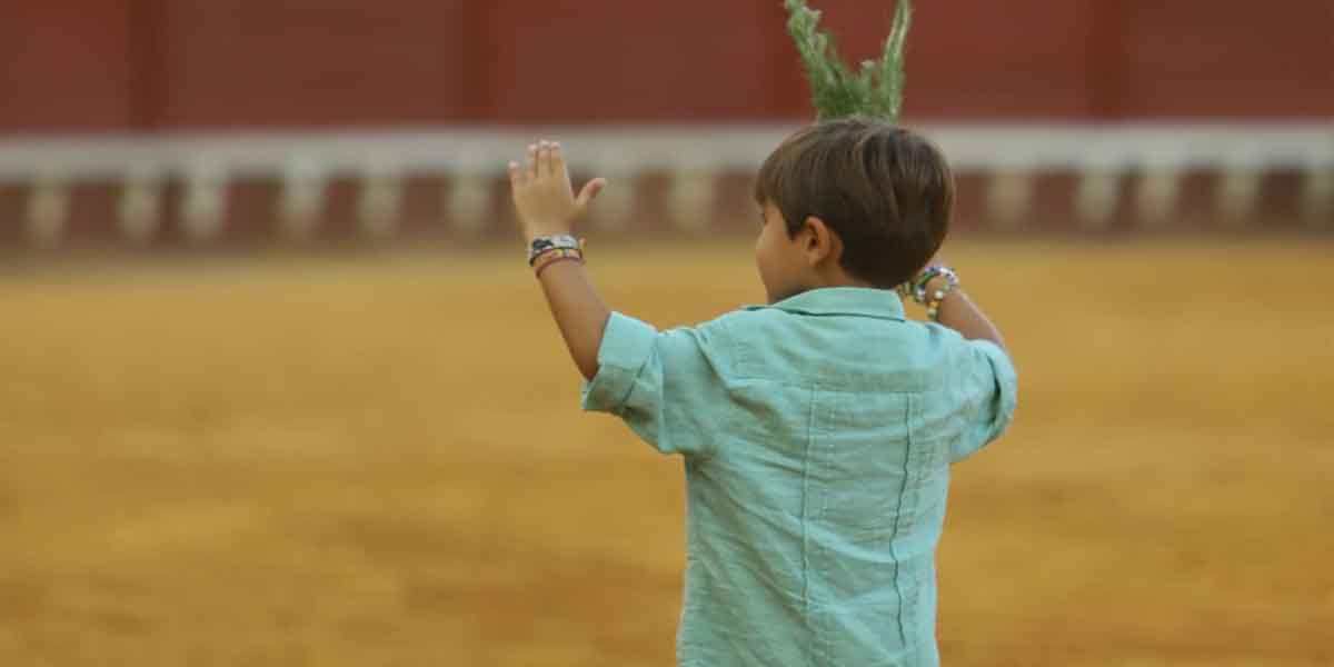 Eva Morales con su obra ‘La Ilusión’, primer premio de la segunda edición de 'Toros en El Puerto'
