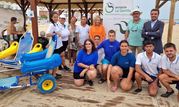 El programa Hidrosport continúa garantizando el acceso a la playa y al baño a personas con movilidad reducida