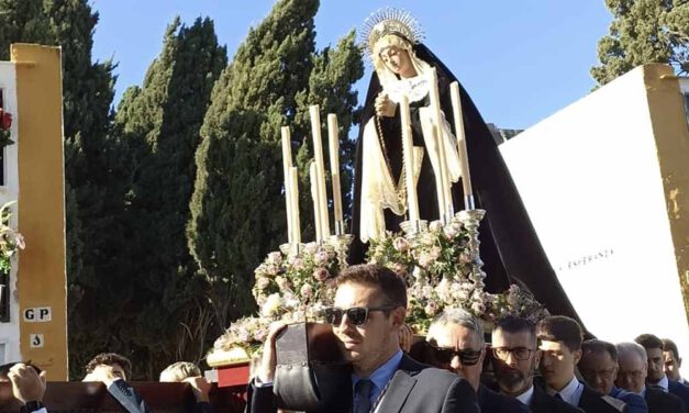 Cientos de fieles acompañan a la Hermandad de la Soledad en su procesionar desde la Basílica al Cementerio