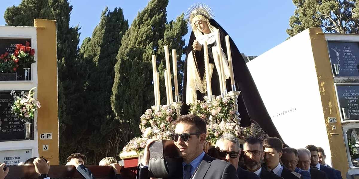 Cientos de fieles acompañan a la Hermandad de la Soledad en su procesionar desde la Basílica al Cementerio