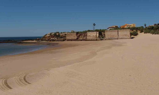 Meditación y solidaridad en el I Encuentro de luna llena en la playa de la Muralla