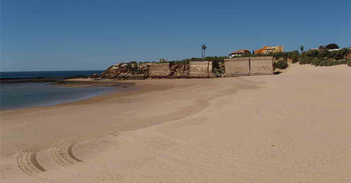 Meditación y solidaridad en el I Encuentro de luna llena en la playa de la Muralla
