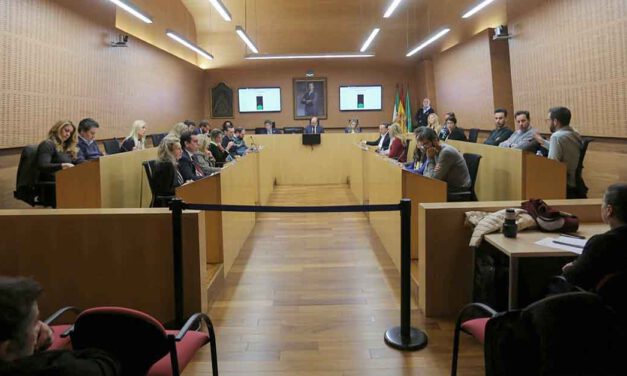 Aprobada la prórroga por nueve años del contrato de la piscina municipal