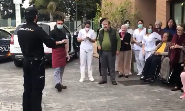 La Policía Nacional homenajea a los mayores y trabajadores de la residencia La Torre