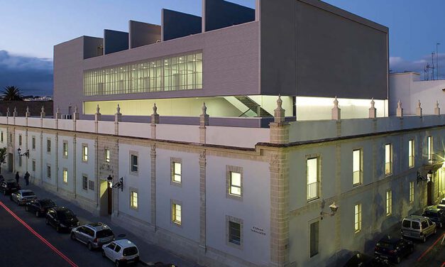 A licitación, al completo y por dos años, los servicios profesionales necesarios para abrir el Teatro