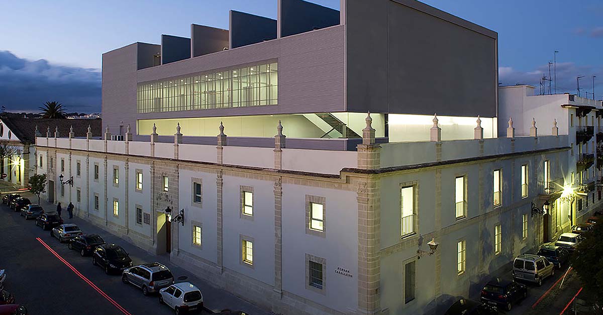 A licitación, al completo y por dos años, los servicios profesionales necesarios para abrir el Teatro