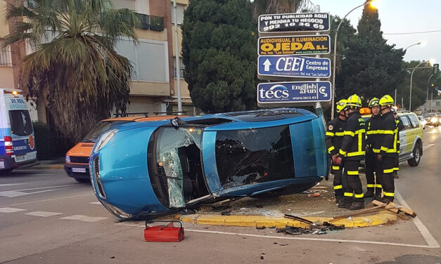 Dos heridos leves en un accidente en la rotonda del Pilar
