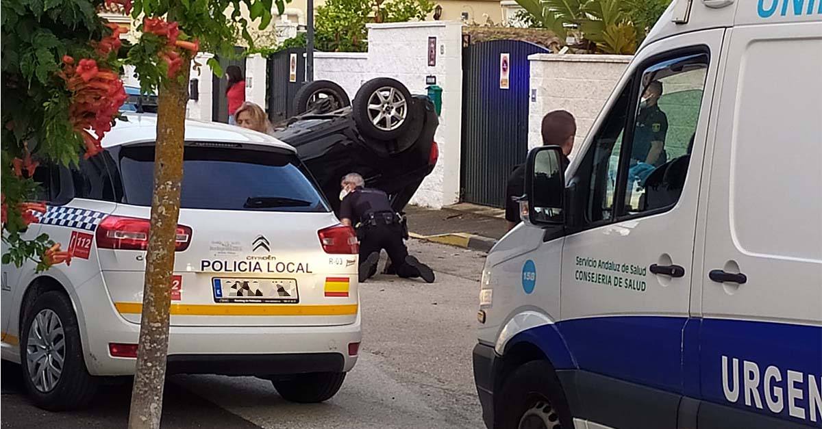 Aparatoso accidente en Valdelagrana: vuelca un coche con tres personas en su interior