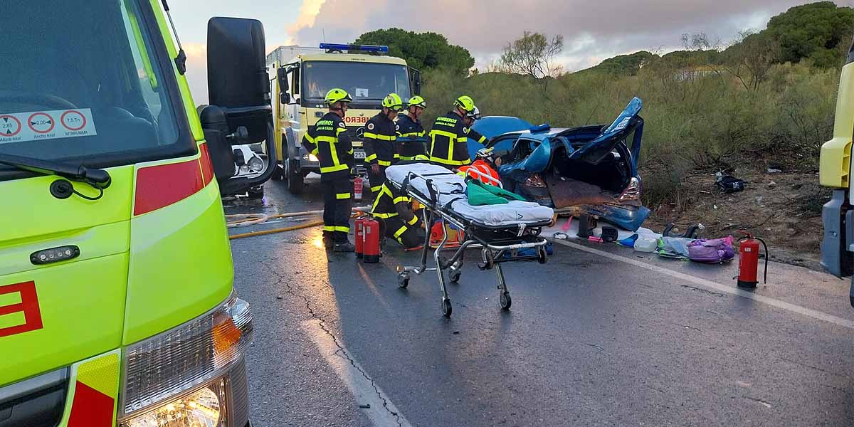 Aparatoso accidente en la carretera de El Portal, con dos coches implicados