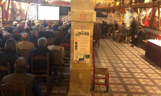 La Peña Taurina José Luis Galloso llena aforo para conocer la trayectoria de Paco Camino, "el niño sabio de Camas"