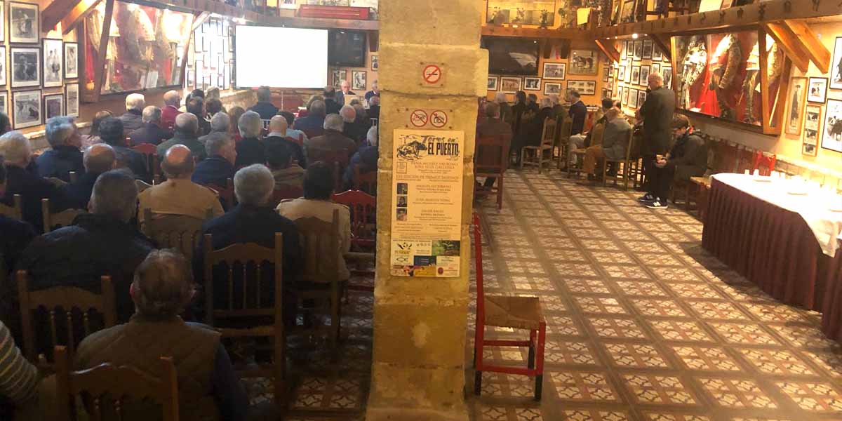 La Peña Taurina José Luis Galloso llena aforo para conocer la trayectoria de Paco Camino, "el niño sabio de Camas"