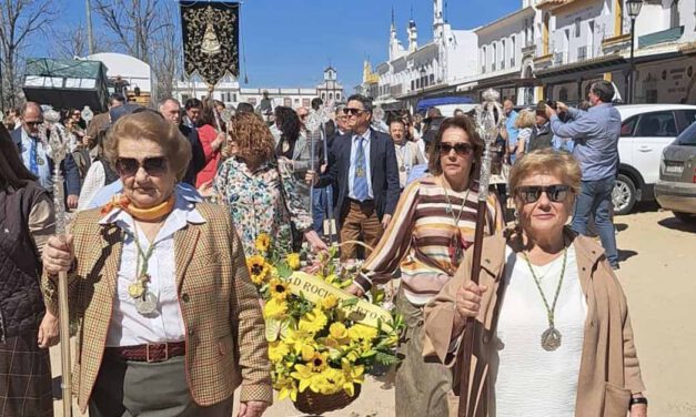 La Hermandad del Rocío se presenta ante la Blanca Paloma en El Rocío