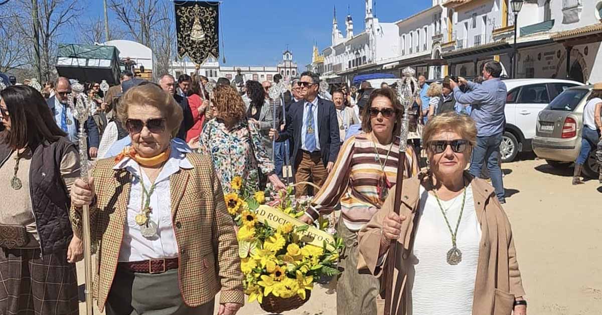 La Hermandad del Rocío se presenta ante la Blanca Paloma en El Rocío