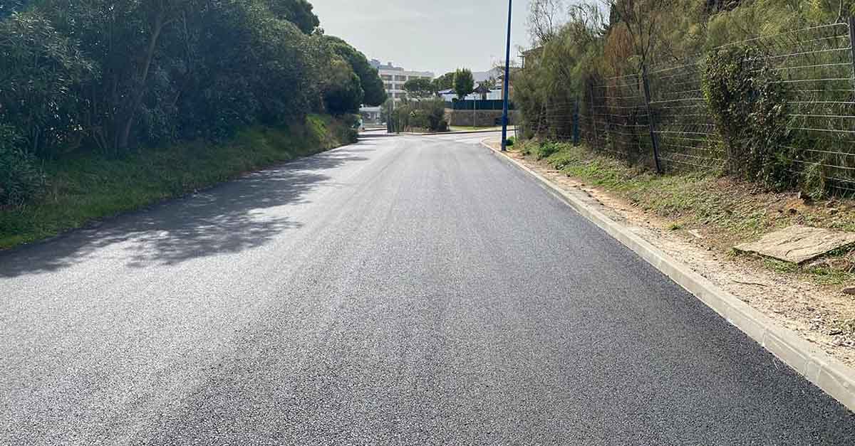 Mantenimiento Urbano asfalta la entrada de Puerto Sherry