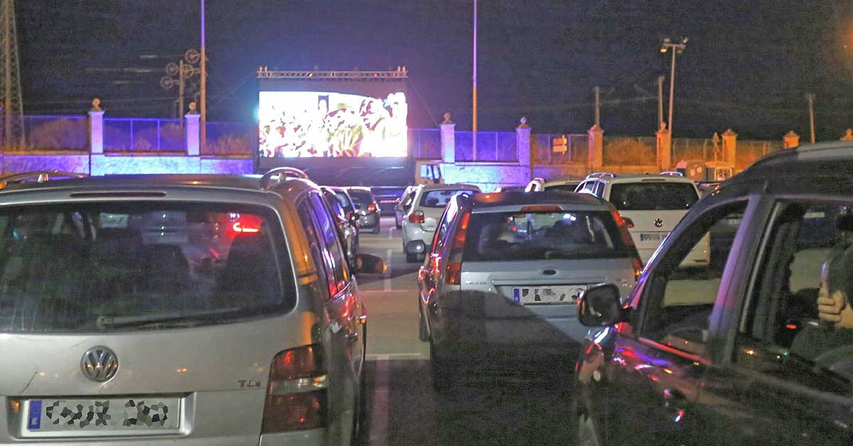 El autocine se estrena en El Puerto con éxito de público al ritmo de "Grease"
