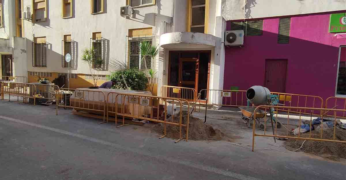 El Ayuntamiento renueva el acerado de la calle Ave del Paraíso