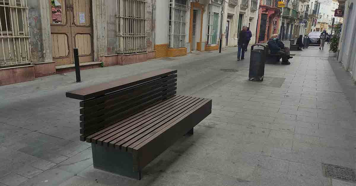 Mantenimiento Urbano repone los bancos del centro y de la barriada Sudamérica