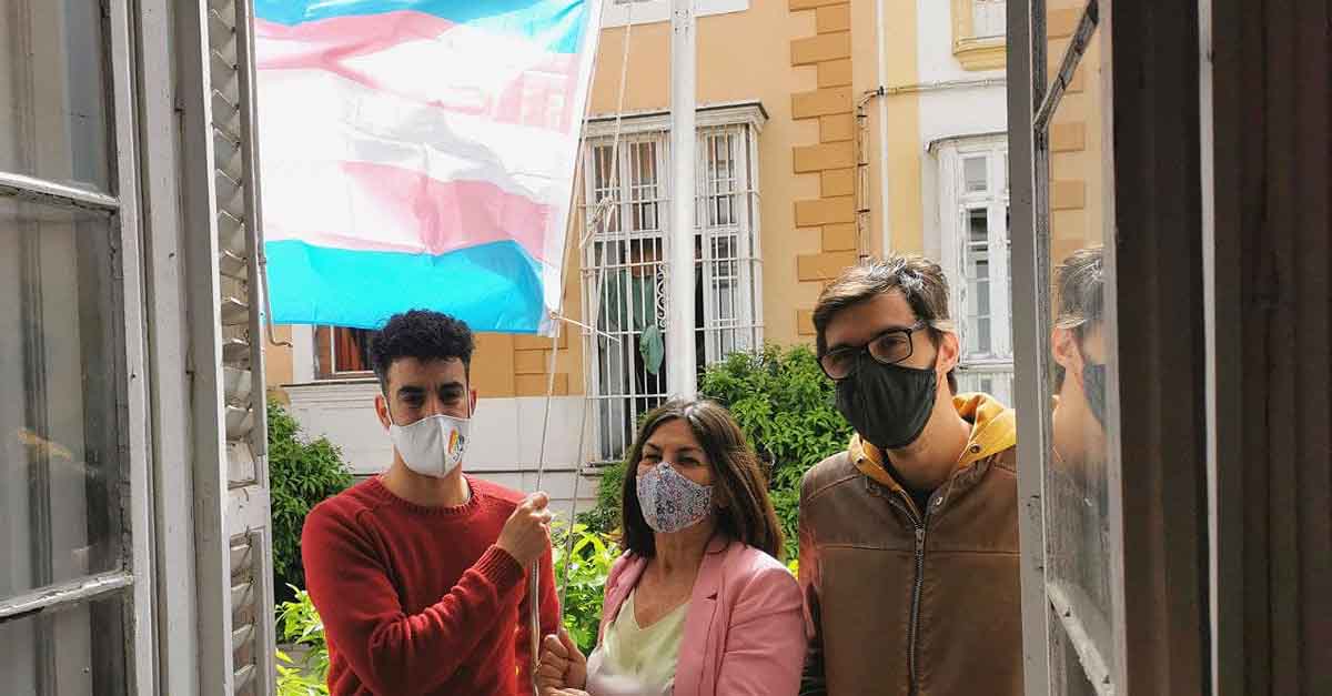 IU conmemora el Día Internacional de la Visibilidad Trans con la izada de la bandera
