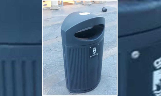 El centro de El Puerto estrena papeleras, con modelos más operativos y resistentes