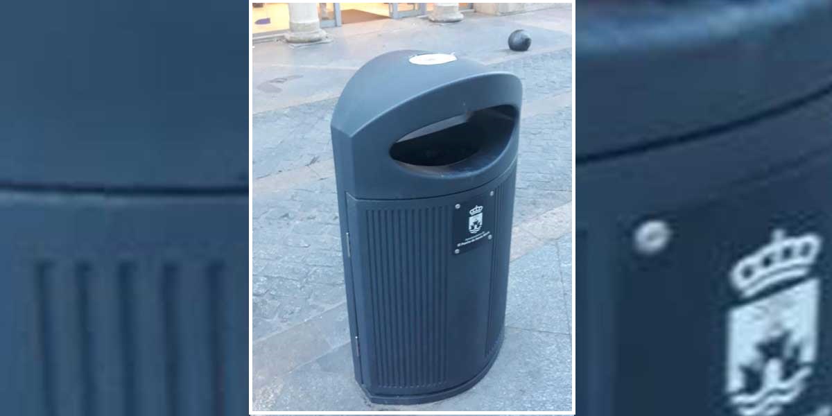 El centro de El Puerto estrena papeleras, con modelos más operativos y resistentes