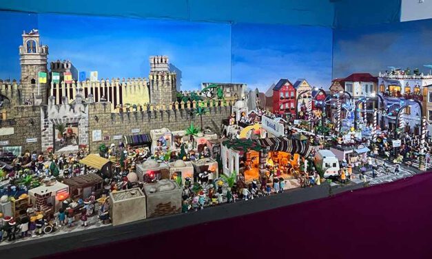El Paseo inaugura un belén gigante de la Asociación de Amigos Portuenses Solidarios elaborado con 15.000 figuritas