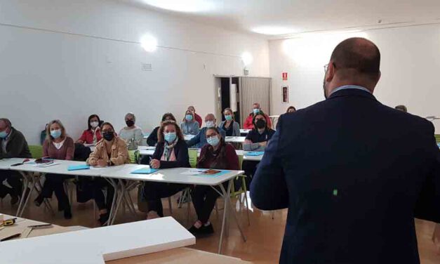 Treinta personas se inician en el arte del belenismo con la Asociación Belenista portuense "Ángel Martínez"