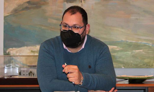 Bello traslada a la Comunidad de Regantes su propósito de estimular la recuperación de los sectores primario y secundario