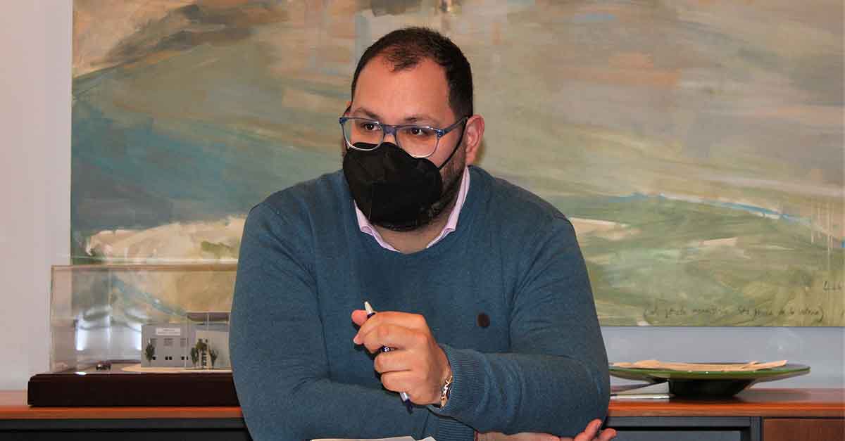 Bello traslada a la Comunidad de Regantes su propósito de estimular la recuperación de los sectores primario y secundario