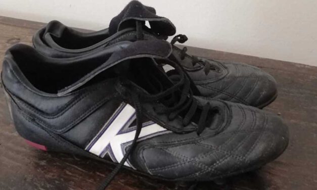 "El Puerto Solidario de Primera" subasta esta semana unas botas de Manuel Ojeda