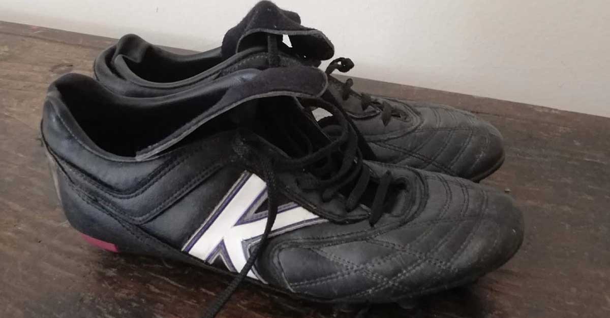 "El Puerto Solidario de Primera" subasta esta semana unas botas de Manuel Ojeda