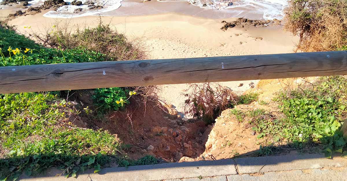Vox El Puerto alerta del peligro de derrumbe de un tramo del paseo de la Calita