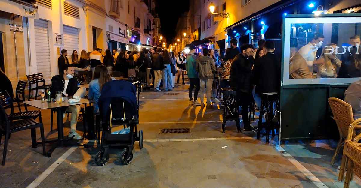 Andalucía no tendrá toque de queda, ampliará horarios y cerrará municipios con rebrotes