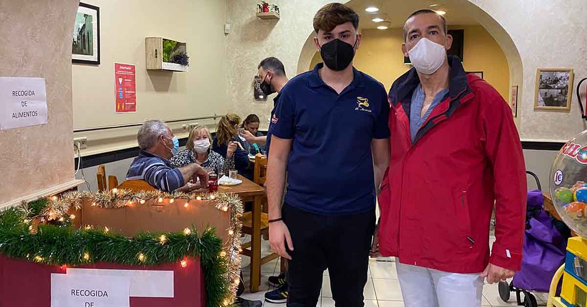 Calleja felicita a la cafetería - bar “El Mercado” por su iniciativa solidaria