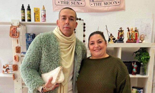 Calleja visita la tienda "Almaluz", que cumple un año en el centro de El Puerto, en Cielos 14