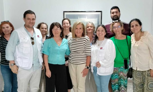 Voluntarios de Calor en la Noche se forman en adicciones para atender a las personas sin hogar de El Puerto