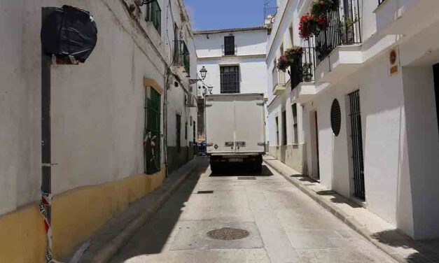 Mantenimiento Urbano cambia el sentido del tráfico de la calle Caldevilla en el centro histórico