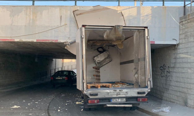 Otro camión queda atascado en el túnel junto a la estación de Renfe