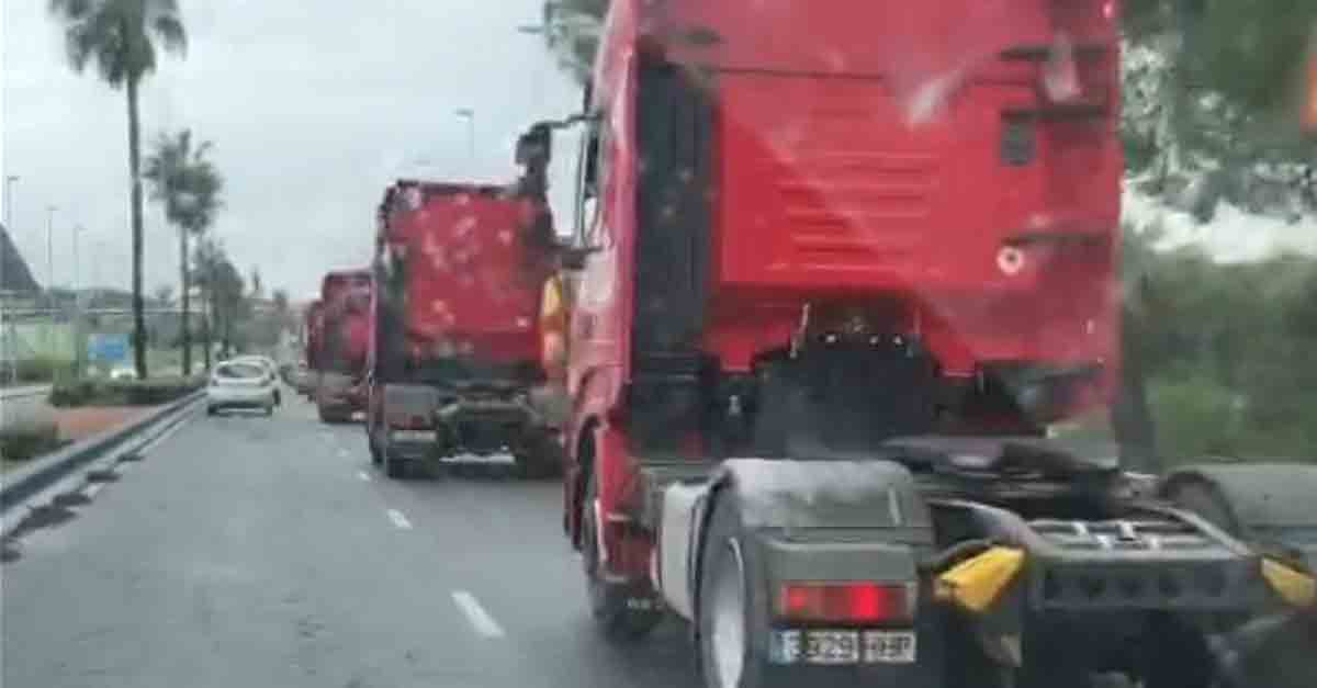 La caravana de camioneros pasa por El Puerto dirección a Jerez a la espera de acuerdo